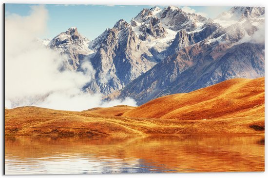 Dibond - Wolken Zwevend bij Berg Bedekt onder Sneeuw - 60x40 cm Foto op Aluminium (Wanddecoratie van metaal)