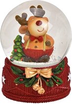 boule à neige avec orignal habillé de façon festive et arbre de Noël sur un piédestal rouge joliment décoré