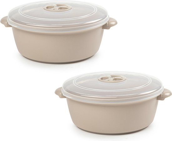 Twee beige magnetronschalen met transparante deksels, naast elkaar op een witte achtergrond.