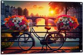 Tuinposter – Zwarte Fiets Geparkeerd bij de Grachten tijdens Zonsondergang - 105x70 cm Foto op Tuinposter (wanddecoratie voor buiten en binnen)