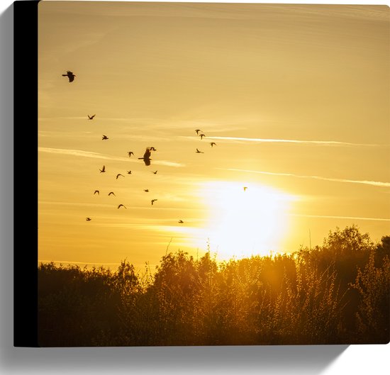 Canvas - Zwerm Vogels Vliegend boven de Bomen tijdens de Mooie Zonsondergang - 30x30 cm Foto op Canvas Schilderij (Wanddecoratie op Canvas)