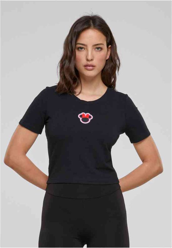 Zwart dames T-shirt met korte mouwen en een rode en roze Minnie Mouse strik badge op de borst.