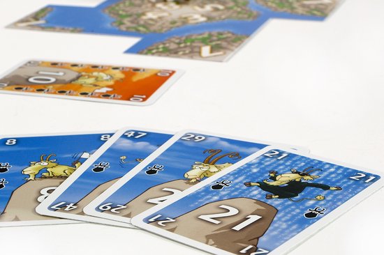 Speelkaarten met geiten op rotsen: getallen 8, 47, 29, 21.