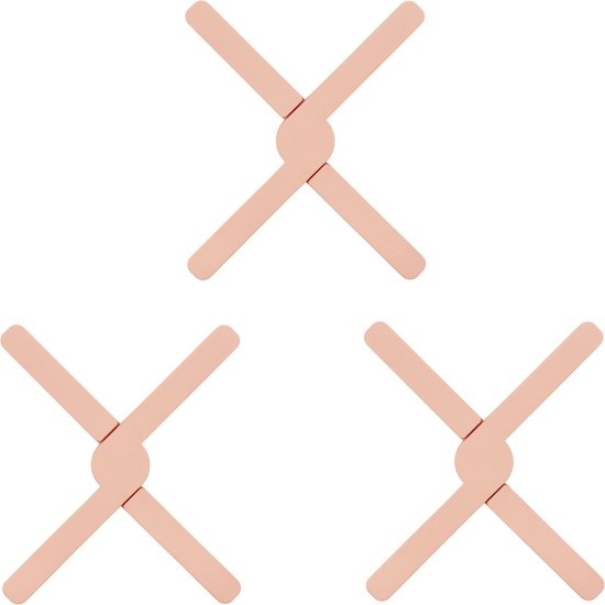 Drie roze, inklapbare siliconen pannenonderzetters.
