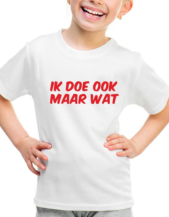 Kinder T-Shirt - Wit - Maat 98/104 - T-Shirt leeftijd 3 tot 4 jaar - Grappige teksten - rode tekst - Cadeau - Shirt cadeau - Ik doe ook maar wat -Shirt met leuke tekst - verjaardag -Ik doe ook maar wat Kinder shirt met tekst