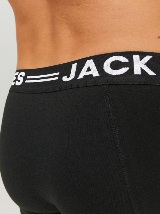 Detail van de tailleband van zwarte Jack & Jones boxershorts met witte merknaam.