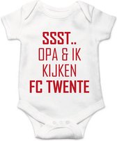 Soft Touch Rompertje met Tekst - Ssst, Opa en ik kijken FC Twente - Rood | Baby rompertje met leuke tekst | | kraamcadeau | 0 tot 3 maanden | GRATIS verzending