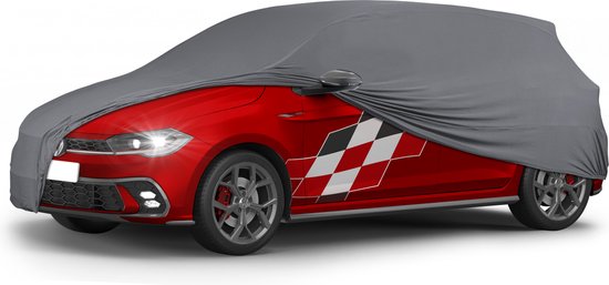 Rode sportauto met grijze autohoes en ruitvormige decoratie op zijkant.