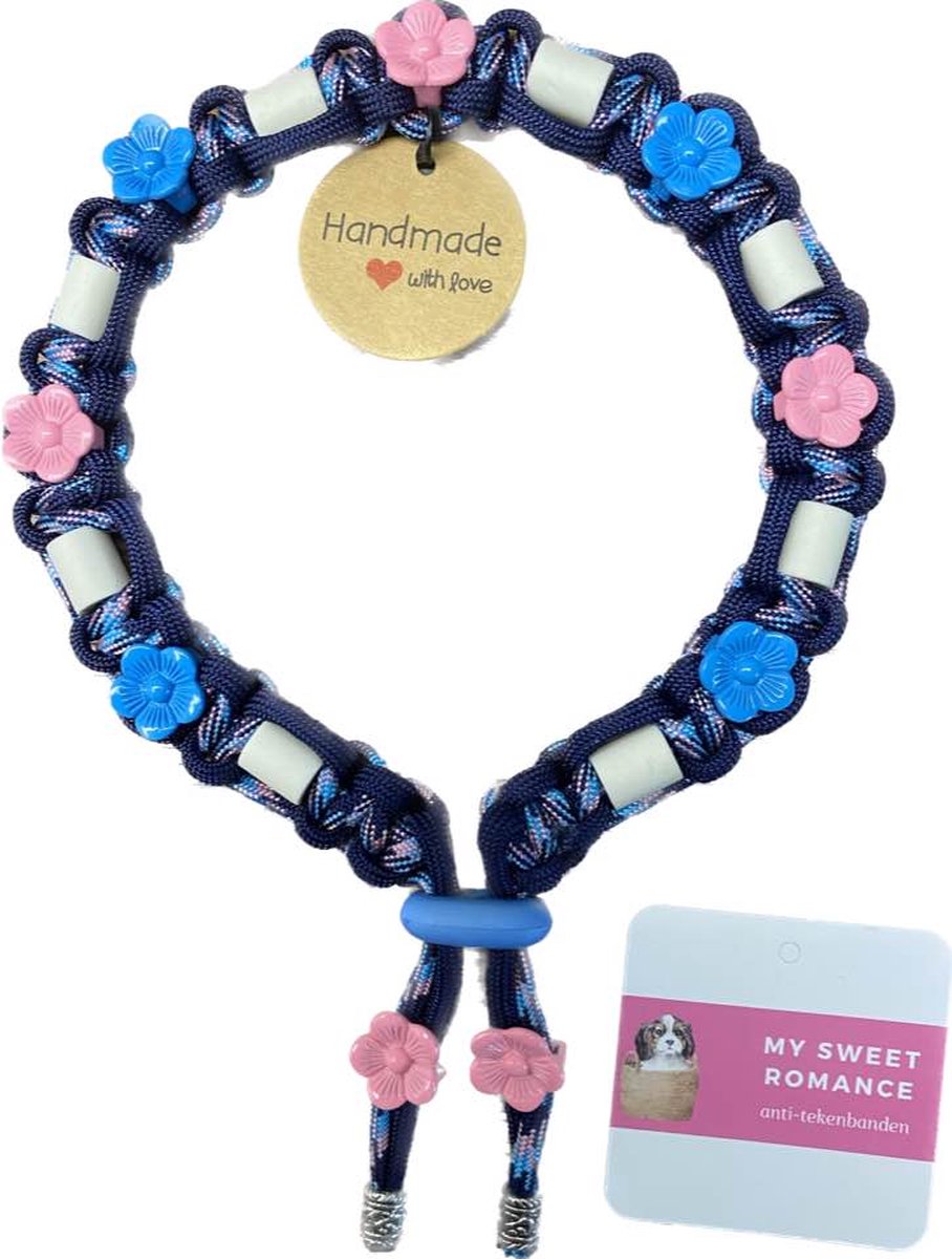 Anti-tekenband hond - Fleur - lengte 35 cm - nekomvang vanaf 34 tot en met 39 cm - originele EM-X kralen lichtgrijs - maat M/L - blauw/roze - met grote blauwe en roze bloemen - op=op