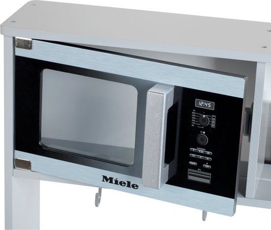 Houten speelgoedmagnetron van Miele met open deur, grijs met zilverkleurige details.