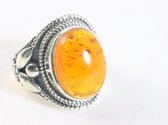 Zware bewerkte zilveren ring met amber - maat 18