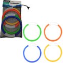 Een set van vier duikringen (groen, oranje, blauw, geel) uit een netzak, plus drie losse ringen.