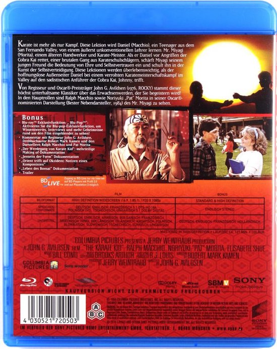Achterkant Blu-ray hoesje van The Karate Kid met filmdetails en acteurs. Centraal een portret van een oude man met witte band.