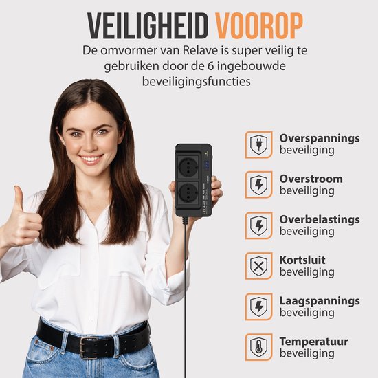 Vrouw geeft duim omhoog bij zwarte auto omvormer met 2 stopcontacten en 4 USB-poorten. Veilige omvormer met 6 beveiligingsfuncties.