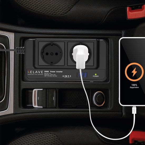Zwarte 200W power inverter in de middenconsole van een auto met een telefoon die wordt opgeladen via USB.