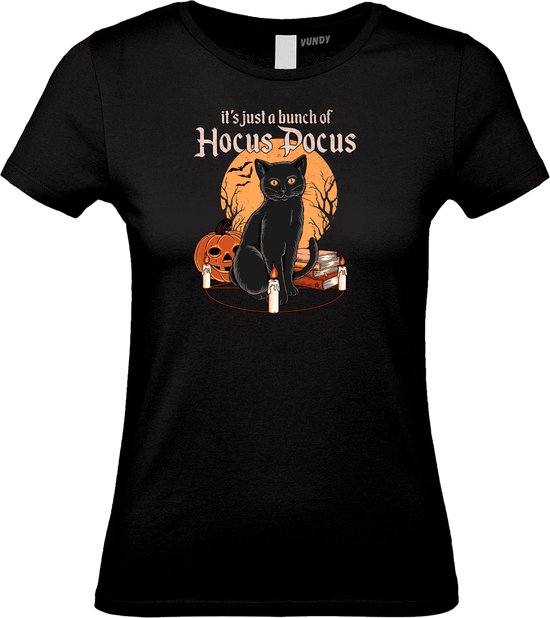 Zwart damesshirt met opdruk van een zwarte kat, pompoen, boeken en kaarsen met de tekst 'it's just a bunch of Hocus Pocus'.