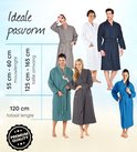 Mensen in diverse kleuren wafelbadjassen: grijs, wit, marineblauw, groenblauw, kobaltblauw, taupe en olijfgroen. Met tekst "Ideale pasvorm".