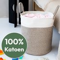 Ronde katoenen wasmand met beige en witte strepen, gevuld met roze kleding. Met '100% Katoen' cirkel.