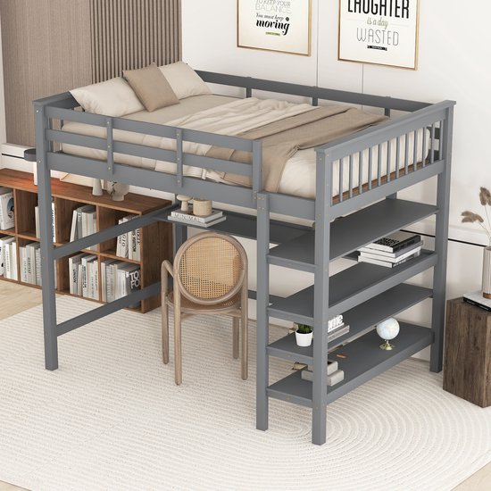 Grijze hoogslaper met bureau en open kasten, opgemaakt bed, stoel en boekenkast.