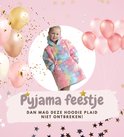 Een jong meisje, omringd door ballonnen en sterren, draagt een pluche hoodie deken met pastel regenboogkleuren, sterren en eenhoorns. Tekst: Pyjama feestje.