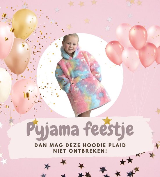 Een jong meisje, omringd door ballonnen en sterren, draagt een pluche hoodie deken met pastel regenboogkleuren, sterren en eenhoorns. Tekst: Pyjama feestje.