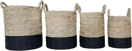 Quatre paniers en herbe marine tressée de différentes tailles, chacun avec des poignées et un accent noir en bas.