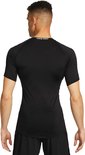 Achterkant van een man die een zwart Nike Pro shirt met korte mouwen draagt. "NIKE PRO" op de nek.