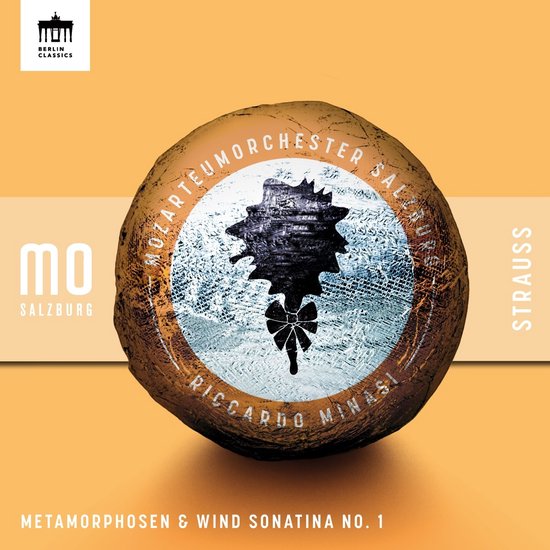 CD-hoes met een abstracte, gouden afbeelding van een schors van een boom, met 'MOZARTEUMORCHESTER SALZBURG' en 'RICCARDO MINASI' erop, en tekst 'STRAUSS' aan de zijkant.