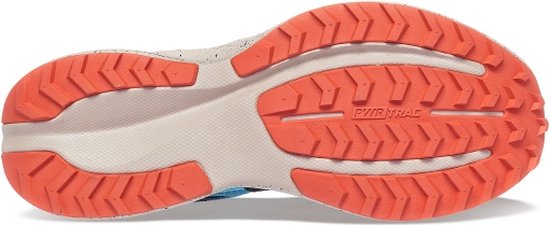 Onderkant van de Saucony trailschoen met oranje PWRTRAC-profielzool en beige tussenzool.