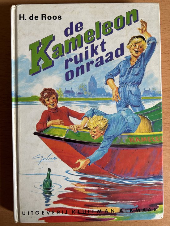Omslag van 'De Kameleon Ruikt Onraad' met Hielke en Sietse in een boot, geschilderd in levendige kleuren.