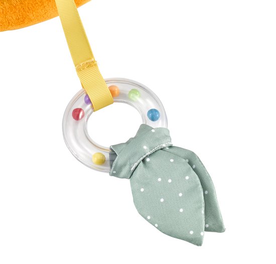 Close-up van een doorschijnende ring met gekleurde ballen erin, bevestigd aan een gele lus en een mintgroene stoffen hanger.