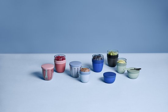 Divers gobelets à déjeuner Mepal Ellipse de différentes couleurs et tailles sur fond bleu.