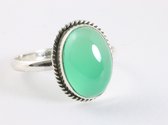 Bewerkte ovale zilveren ring met groene onyx - maat 20