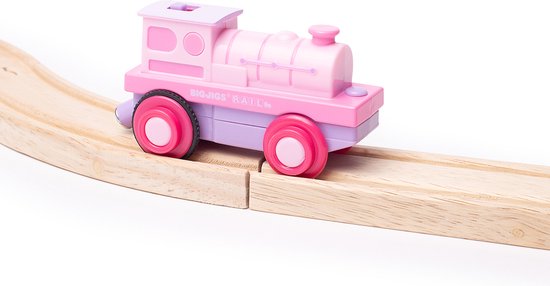Roze en paarse speelgoedtrein met rode wielen, op een houten spoor.