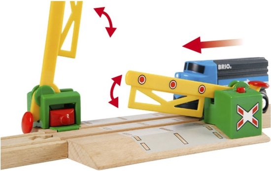 BRIO magnetische treinbaanovergang met een blauwe trein die passeert, groen met gele slagbomen.