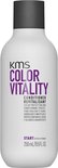 Een witte KMS Color Vitality conditioner fles met paarse en zwarte letters.