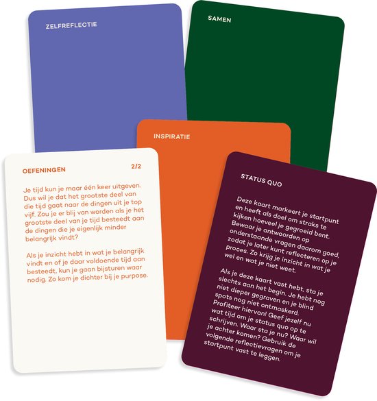 Vier kaarten liggen op een houten tafel. Kaarten zijn paars, groen, oranje en roze met tekst. Inclusief tekst: 'Oefeningen 2/2' en 'Status Quo'.