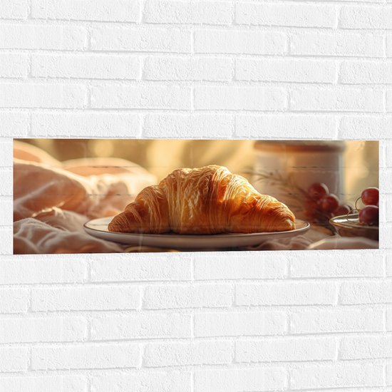 Muursticker - Versgebakken Croissantje op Plateau bij High Tea - 90x30 cm Foto op Muursticker