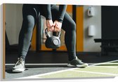 Hout - Vrouw aan het Trainen met Kettlebell - 90x60 cm - 9 mm dik - Foto op Hout (Met Ophangsysteem)