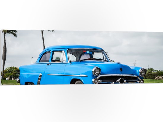 PVC Schuimplaat - Oude Blauwe Vintage Auto bij Palmbomen - 120x40 cm Foto op PVC Schuimplaat (Met Ophangsysteem)