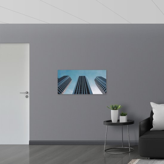 PVC Schuimplaat - Gebouwen - Flats - Hoog - Onderaanzicht - Ramen - 100x50 cm Foto op PVC Schuimplaat (Met Ophangsysteem)