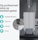 Zilveren koffer in een testfaciliteit voor stevigheid, schokbestendigheid en valtest.