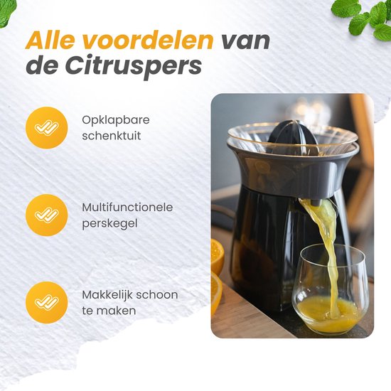 Zwarte citruspers met juice-uitloop en glazen karaf. Tekst: Alle voordelen van de citruspers. Opklapbare schenktuit, Multifunctionele perskegel, Makkelijk schoon te maken.