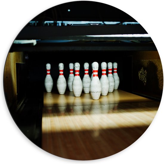 Dibond Muurcirkel - Bowlen - Pionnen - Baan - Sport - Hobby - 60x60 cm Foto op Aluminium Muurcirkel (met ophangsysteem)