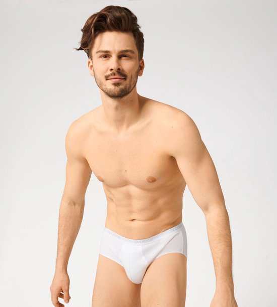 Man met getraind lichaam draagt witte Sloggi midi slip met grijze tailleband.