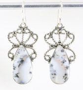Lange bewerkte zilveren oorbellen met dendriet opaal