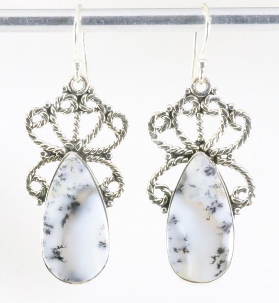 Lange bewerkte zilveren oorbellen met dendriet opaal