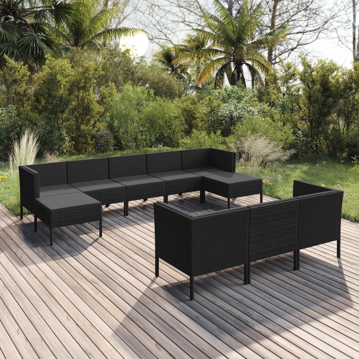 Moderne zwarte poly rattan loungeset met kussens voor tuinmeubilair en buitendiner.