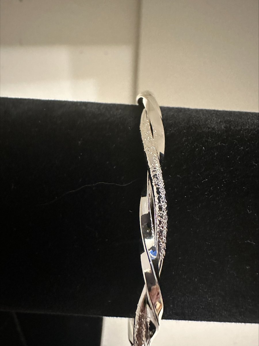 Zilverkleurige gedraaide armband | Make up | Parfum | Moederdag | Verjaardagscadeau| Cadeautje| Valentijnsdag| Kado | sieraden | vaderdag | oorbellen | oorsieraden