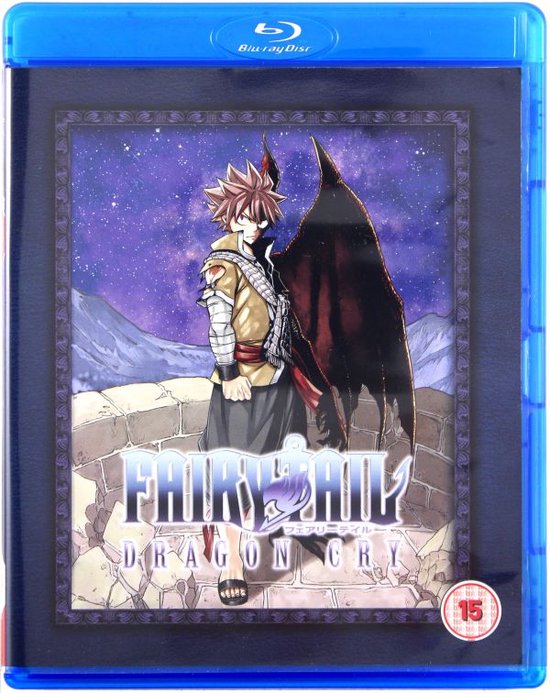 Fairy Tail: Dragon Cry Blu-ray hoes met Natsu Dragneel met demonische vleugels op een stenen muur onder een sterrenhemel.